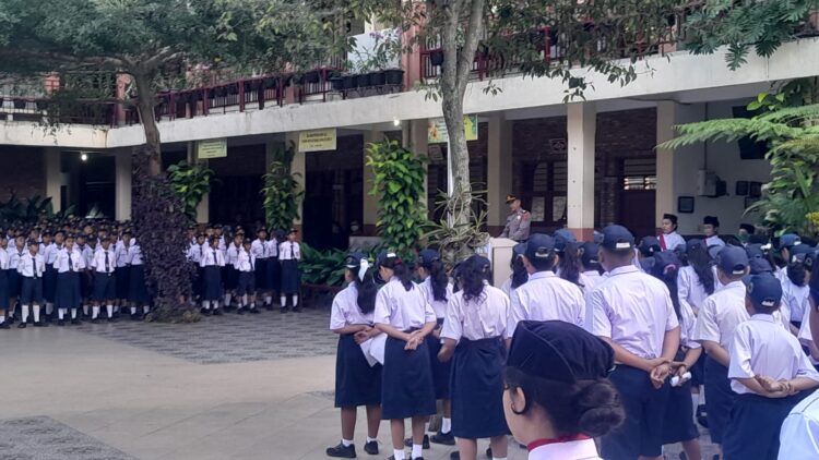 Kapolsek Siantar Selatan, IPTU Maxi J. Manurung, SH, menjadi pembina upacara di sekolah SMP Swasta Bintang Timur, Jl. Laguboti, Kelurahan Toba, Kecamatan Siantar Selatan, Kota Pematangsiantar, pada Senin (5/8/2024) pagi, sekira pukul 07.00 WIB.