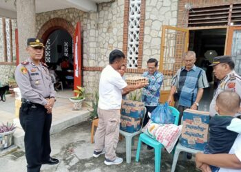 Kapolsek Tanah Jawa, Kompol Asmon Bufitra SH.,MH, mengadakan kegiatan bertajuk "Minggu Kasih", pada Minggu (11/8/2024), di Gereja Katolik Santo Yosep, Balimbing, Kecamatan Tanah Jawa, Kabupaten Simalungun.