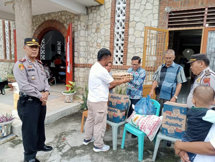 Kapolsek Tanah Jawa, Kompol Asmon Bufitra SH.,MH, mengadakan kegiatan bertajuk "Minggu Kasih", pada Minggu (11/8/2024), di Gereja Katolik Santo Yosep, Balimbing, Kecamatan Tanah Jawa, Kabupaten Simalungun.