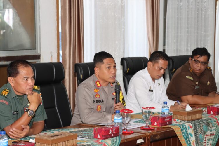 Kapolres Pematangsiantar, AKBP Yogen Heroes Baruno SH, SIK, hadiri rakor kesiapan penyelenggaraan PON XXI Tahun 2024 di Pematangsiantar, di Ruang Data Pemko Pematangsiantar, pada Rabu (21/8/2024), pukul 09.00 WIB.