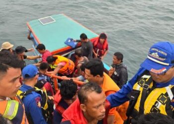 Tim SAR mengevakuasi 12 ABK KM Subur yang tenggelam di Perairan Situngkus, Tapanuli Tengah, Selasa (27/8/2024). (Foto: MPI)