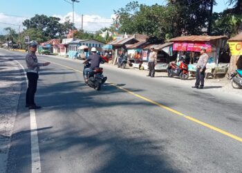 Sat Lantas Polres Simalungun melaksanakan kegiatan pengaturan lalulintas atau "Strong Point" pada Sabtu sore (10/8/2024).