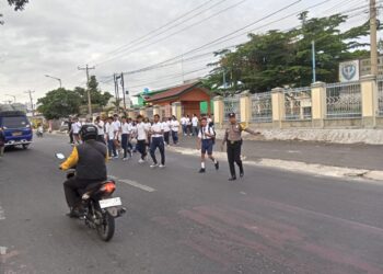 Personel Polres Pematangsiantar turun ke jalan melaksanakan patroli dan pos padat pagi serta melakukan pengaturan arus lalu lintas, Senin (12/8/2024), sekitar pukul 06.30 WIB.