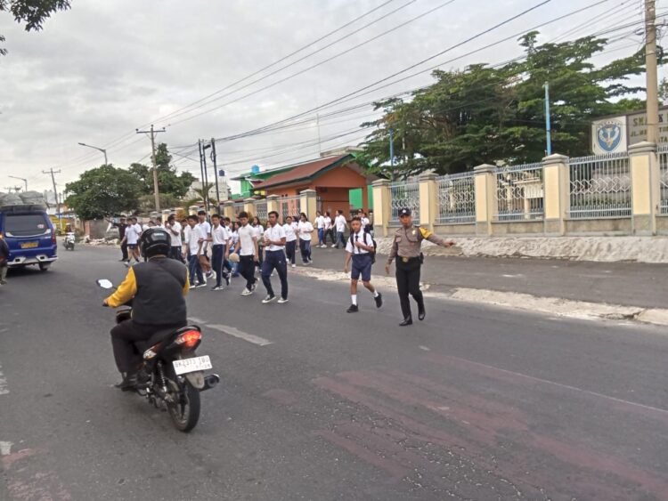 Personel Polres Pematangsiantar turun ke jalan melaksanakan patroli dan pos padat pagi serta melakukan pengaturan arus lalu lintas, Senin (12/8/2024), sekitar pukul 06.30 WIB.