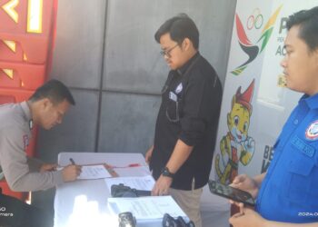 Sat Lantas Polres Pematangsiantar melakukan pemasangan Device K3I dan pengaturan saluran Handy Talky (HT) khusus kegiatan Pekan Olahraga Nasional (PON) XXI Tahun 2024 Aceh-Sumut, di Gedung Regale, Jl. H Adam Malik Kota Medan, pada Sabtu (24/8/2024) pagi, pukul 09.00 WIB.