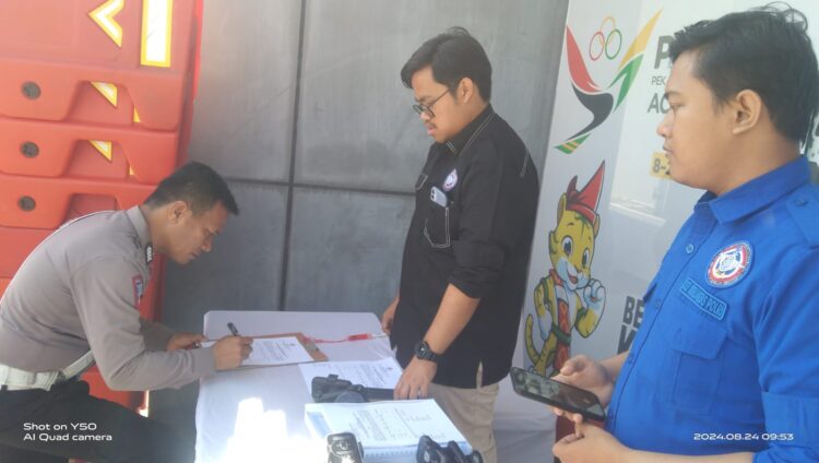 Sat Lantas Polres Pematangsiantar melakukan pemasangan Device K3I dan pengaturan saluran Handy Talky (HT) khusus kegiatan Pekan Olahraga Nasional (PON) XXI Tahun 2024 Aceh-Sumut, di Gedung Regale, Jl. H Adam Malik Kota Medan, pada Sabtu (24/8/2024) pagi, pukul 09.00 WIB.