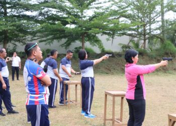 Tingkatkan kemampuan personel, Polres Pematangsiantar gelar latihan menembak yang dipimpin Kapolres Pematangsiantar, AKBP Yogen Heroes Baruno, SH, SIK, Jumat (09/08/2024), di Lapangan Tembak Aspol Polres Pematangsiantar.