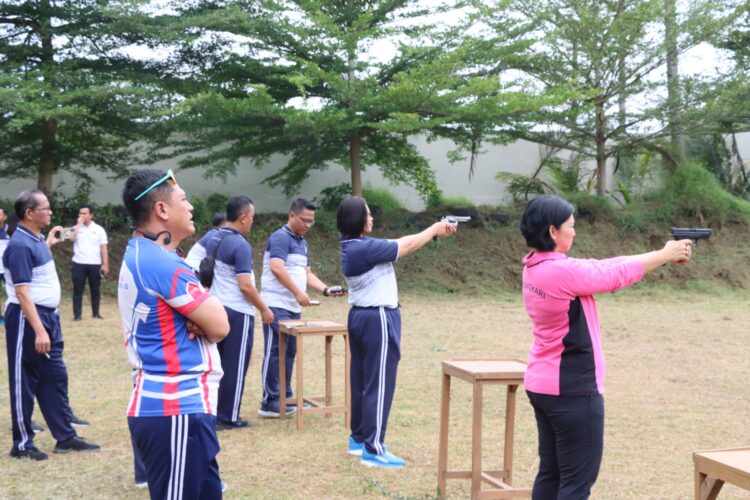 Tingkatkan kemampuan personel, Polres Pematangsiantar gelar latihan menembak yang dipimpin Kapolres Pematangsiantar, AKBP Yogen Heroes Baruno, SH, SIK, Jumat (09/08/2024), di Lapangan Tembak Aspol Polres Pematangsiantar.