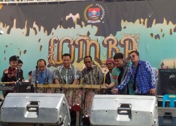 Bupati Humbahas yang diwakili Asisten Administrasi Umum, Tua Marsatti Marbun, membuka secara resmi perlombaan seruling se-Kawasan Danau Toba dan Lomba Koor Guru Tingkat SMP se-Kabupaten Humbang Hasundutan, di Objek Wisata Geosite Sipinsur, Desa Pearung, Kecamatan Paranginan, Kamis (15/8/2024).