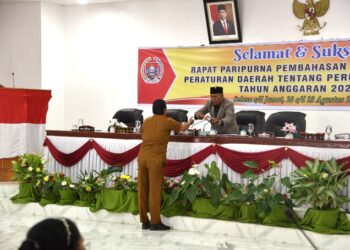 Bupati Humbahas yang diwakili Asisten Pemerintahan dan Kesra, Jaulim Simanullang menyampaikan Nota Pengantar Keuangan  Rancangan Peraturan Daerah (Ranperda) PAPBD Tahun Anggaran 2024 pada Rapat Paripurna DPRD.