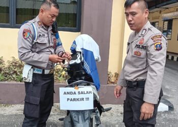 Sipropam Polres Pematangsiantar tegur pengendara yang parkir sembarangan, pada Rabu (07/08/2024).