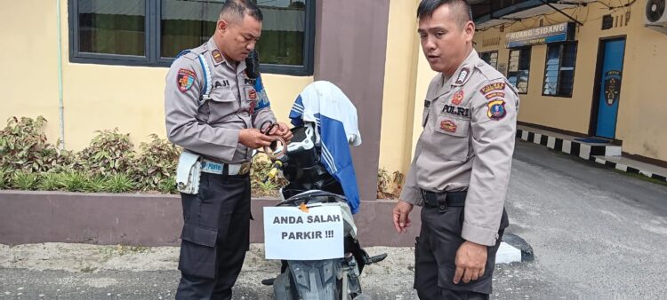 Sipropam Polres Pematangsiantar tegur pengendara yang parkir sembarangan, pada Rabu (07/08/2024).