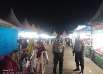 Personel Polsek Siantar Marihat lakukan pengamanan pasar malam, di jalan Melanthon Siregar, simpang Manunggal, Kelurahan Pematang Marihat, Kecamatan Siantar Marimbun, Kota Pematangsiantar, Jumat (02/08/2024).