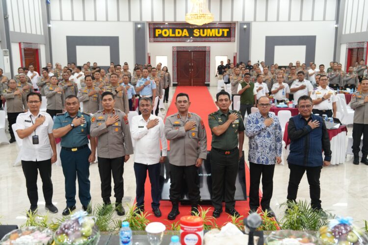 Foto bersama disela kegiatan.