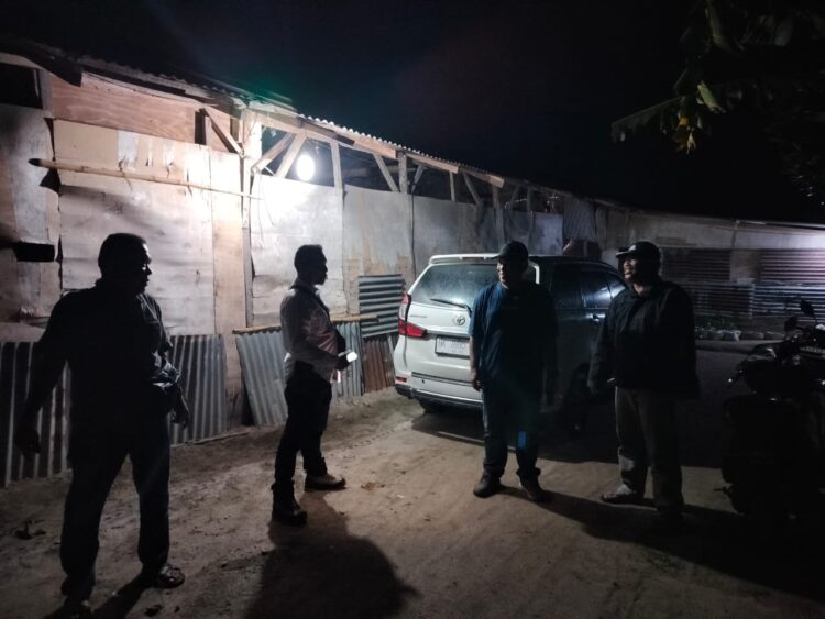 Kapolsek Tanah Jawa razia Kafe yang buka larut malam.