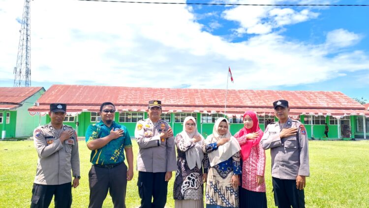 Foto bersama disela kegiatan.