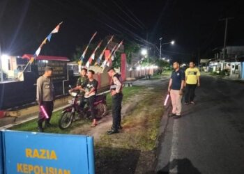 Polsek Tanah Jawa melaksanakan razia skala besar, di depan Polsek Tanah Jawa, tepatnya di jalan umum yang menghubungkan Tanah Jawa dengan Pematangsiantar, pada Sabtu malam (24/8/2024).