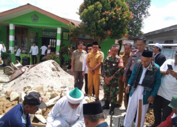 Kapolsek Tanah Jawa, Kompol Asmon Bufitra, SH, MH, menghadiri acara peletakan batu pertama pembangunan Kantor MUI Kecamatan Tanah Jawa, pada Selasa (6/8/2024).