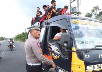 Kasat Lantas Polres Simalungun gelar Operasi Hunting System, tilang Supir Angkutan Umum yang langgar aturan, pada Jumat (16/8/2024).