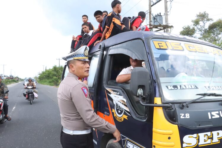 Kasat Lantas Polres Simalungun gelar Operasi Hunting System, tilang Supir Angkutan Umum yang langgar aturan, pada Jumat (16/8/2024).