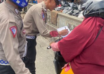 Sat Lantas Polres Pematangsiantar melakukan penindakan parkir kendaraan sembarangan seperti sepeda motor dan becak di Jl. Merdeka, depan Pasar Horas Kota Pematangsiantar, pada Kamis (22/8/2024), sekitar pukul 10.30 WIB