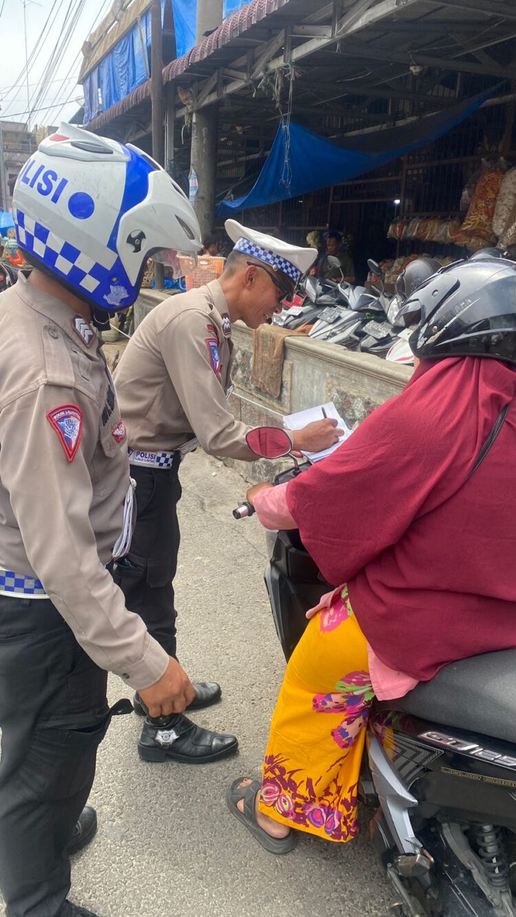 Sat Lantas Polres Pematangsiantar melakukan penindakan parkir kendaraan sembarangan seperti sepeda motor dan becak di Jl. Merdeka, depan Pasar Horas Kota Pematangsiantar, pada Kamis (22/8/2024), sekitar pukul 10.30 WIB