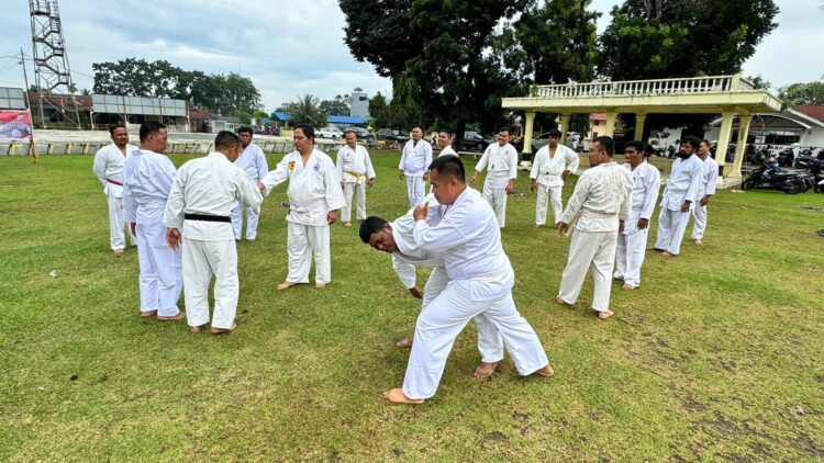 Sebanyak 39 Personil Perwira dan Bintara Polres Pematangsiantar mengikuti ujian bela diri Polri, dalam rangka persiapan kenaikan pangkat (UKP) Periode 01 Januari 2025, Selasa (20/8/2024).