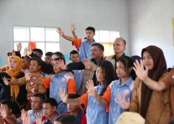 Singgah di SMK Negeri Pergetteng-Getteng Sengkut, Bupati Pakpak Bharat bagikan peralatan olahraga, Kamis (12/09/2024