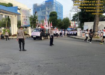 Polres Pematangsiantar lakukan pengamanan gerak jalan dan senam sehat dari PSBI Kota Pematangsiantar, pada Minggu (29/9/2024), pukul 06.00 WIB, di Lapangan H. Adam Malik, Kelurahan Proklamasi, Kecamatan Siantar Barat, Kota Pematangsiantar.