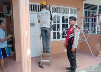 Personil Sat Samapta Polres Pematangsiantar melaksanakan tugas pengawalan dan pengamanan petugas PLN UP3 Kota Pematangsiantar dalam rangka operasi penertiban pemakaian tenaga listrik ( P2TL), di wilayah Kota Pematangsiantar, pada Selasa (17/9/2024), dimulai pukul 10.00 WIB.