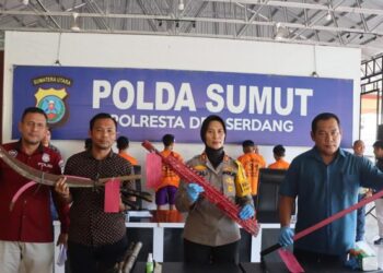 Foto: Polisi menunjukkan barang bukti senjata yang digunakan tawuran sehingga satu orang meninggal dunia di Deli Serdang (Dok. Polresta Deli Serdang)