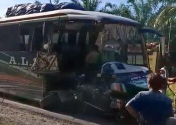 Bus ALS ringsek usai bertabrakan dengan truk tangki bermuatan CPO di Jalinsum Labuhanbatu Selatan, Rabu (4/9/2024). (Foto: iNews)