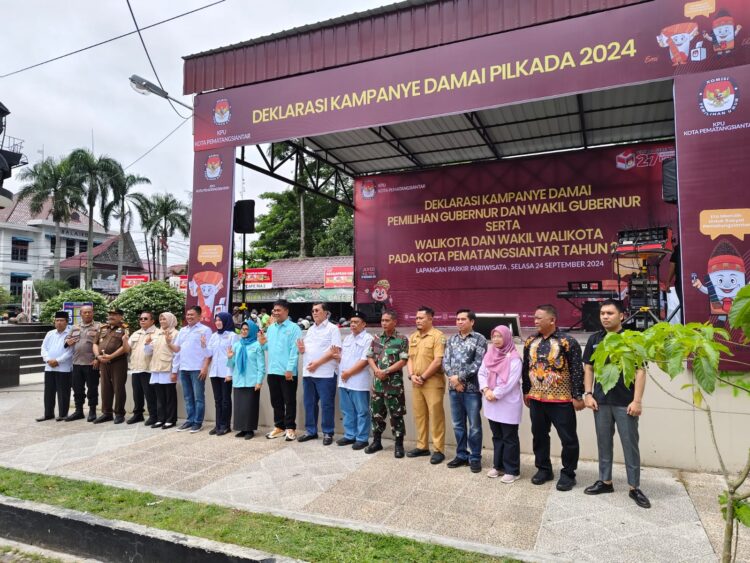 Kapolres Pematangsiantar, AKBP Yogen Heroes Baruno SH, SIK, diwakili Kasubag Dal Ops, AKP B. Simanjuntak, menghadiri deklarasi kampanye damai Pilkada Serentak Tahun 2024 dalam Pemilihan Gubernur dan Wakil Gubernur werta Wali Kota dan Wakil Wali Kota Pematangsiantar Tahun 2024.