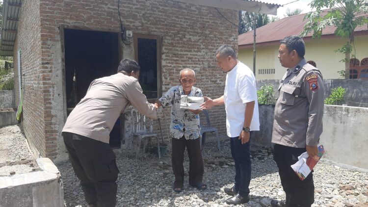 Satuan Reserse Narkoba Polres Simalungun yang dipimpin AKP Irvan Rinaldi Pane, S.H, kembali menunjukkan komitmennya dalam mendekatkan diri kepada masyarakat dengan menggelar kegiatan sosial bertajuk "Jumat Berkah."