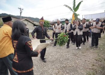 Kehadiran Bupati Pakpak Bharat bersama rombongan di Balairung Pasar Kecupak, disambut tarian Era-Era, serta ucapan selamat datang dari masyarakat yang memenuhi tempat ini.