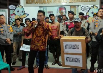 Warga menyerahkan kotak kosong ke kantor KPU Asahan untuk didaftarkan ikut Pilkada. (Perdana Ramadhan / detikcom)