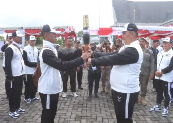 Kapolres Simalungun, AKBP Choky Sentosa Meliala melepas Pasukan Kirab Pembawa Api PON XXI Aceh-Sumut 2024 menuju Pematangsiantar.
