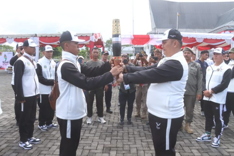 Kapolres Simalungun, AKBP Choky Sentosa Meliala melepas Pasukan Kirab Pembawa Api PON XXI Aceh-Sumut 2024 menuju Pematangsiantar.