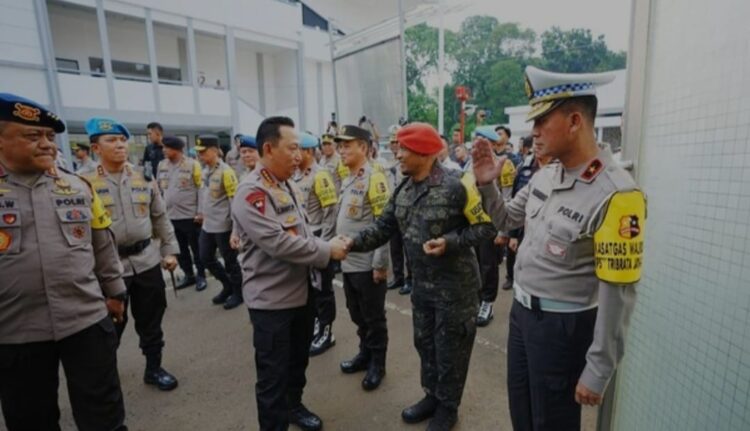 Kapolri Jenderal Listyo Sigit Prabowo, tinjau Posko Ops Tribrata Jaya 2024, di Gelora Bung Karno, Jakarta, pada Selasa (3/9/2024) sore.