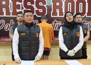 KBO, IPTU Apri Damanik, SH, laksanakan press release pengungkapan kasus pencabulan terhadap anak, di Lantai II Mako Polres Pematangsiantar.