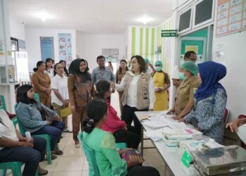 Bupati Pakpak Bharat san Istri sapa masyarakat Siempat Rube saat berobat Ke Puskesmas, pada Selasa (10/09/2024).