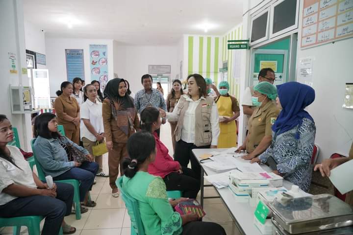 Bupati Pakpak Bharat san Istri sapa masyarakat Siempat Rube saat berobat Ke Puskesmas, pada Selasa (10/09/2024).