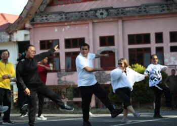 Pjs. Bupati Pakpak Bharat, Dr. Naslindo Sirait, SE, MM, turut mengikuti senam pagi bersama istri, usai jogging dari Rumah Jabatan Bupati di Kota Salak.