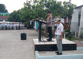 Kapolsek Siantar Timur, IPDA I Kadek Agus Dana Putra S.Tr.K, menjadi pembina upacara di SMA Negeri 3 Siantar, pada Senin (2/9/2024) pagi, sekira pukul 07.15 WIB.