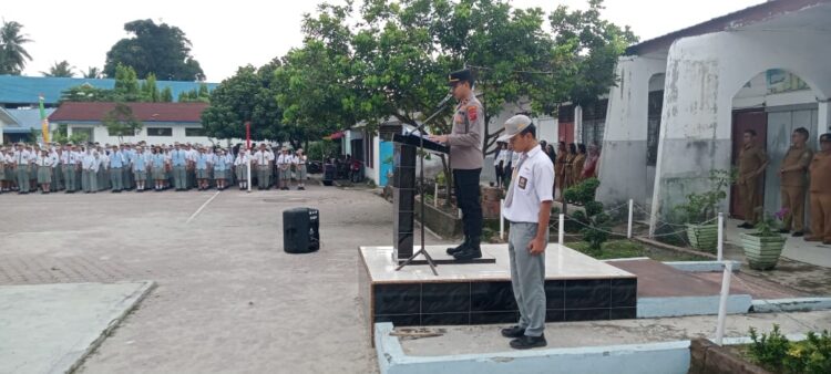 Kapolsek Siantar Timur, IPDA I Kadek Agus Dana Putra S.Tr.K, menjadi pembina upacara di SMA Negeri 3 Siantar, pada Senin (2/9/2024) pagi, sekira pukul 07.15 WIB.