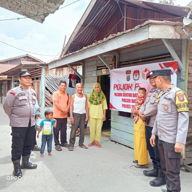 Mensukseskan pemilihan kepala daerah (Pilkada) serentak 2024, personil polisi Sub Sektor Datuk Bandar  Polres Tanjungbalai melaksanakan kegiatan yang diberi nama Pojok Pilkada dengan dihadiri Lurah dan Kepling Semula Jadi.