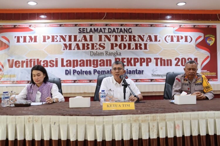 Wakapolres Pematangsiantar, Kompol Ahmad Wahyudi, terima kunjungan kerja (Kunker) Tim Penilai Internal (TPI) Mabes Polri yang diketuai Kombes Pol Welly Abdillah, S.H, S.I.K, M.H, dalam rangka verifikasi lapangan PEKPPP Tahun 2024, bertempat di Aula Polres Pematangsiantar, pada Rabu (18/9/2024) pagi, pukul 08.00 WIB.