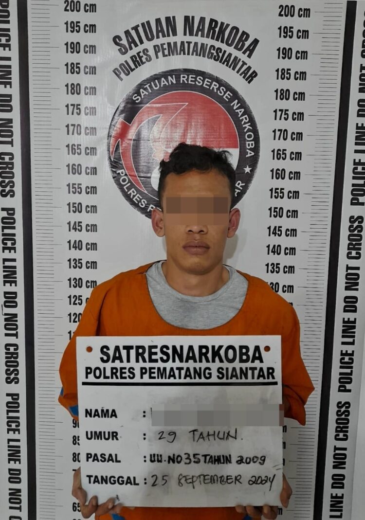 Foto tersangka yang diamankan Satuan Reserse Narkoba Polres Pematangsiantar.