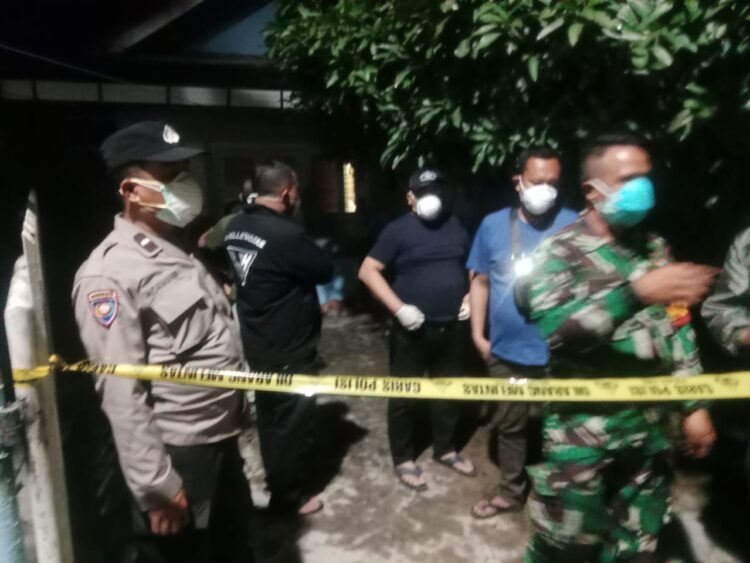 Personil Polsek Siantar Utara, turun melakukan olah Tempat Kejadian Perkara (TKP), penemuan mayat pria 55 tahun, atas nama Ali Susanto.