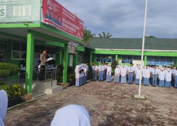 Kapolsek Siantar Barat, IPDA Gagas Dewanta Aji, S.Tr.K bertindak sebagai pembina upacara, di Sekolah MAN, Jln. Singosari, Kelurahan Bantan, Kecamatan Siantar Barat, Kota Siantar, Senin (9/9/2024) pagi, sekira pukul 07.15 WIB.